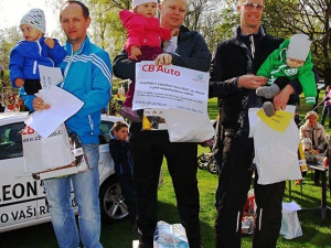 Závody kočárků ve sportovní chůzi u Malého jezu