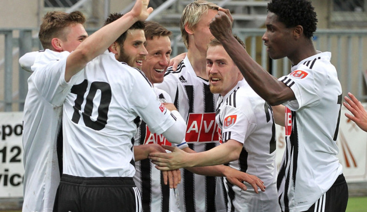 Společná radost hráčů Dynama, uprostřed dva střelci Petr Benát a David Brunclík