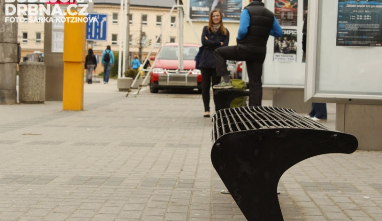 Lavičky na Senovážném náměstí před DK Metropol
