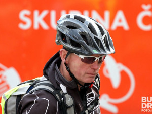 Cyklisté se sešli pod chladicími věžemi Jaderné elektrárny Temelín