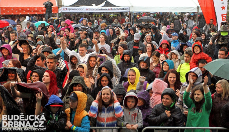 Fanoušky Divokýho Billa nevyhnal z koncertu ani vydatný déšť