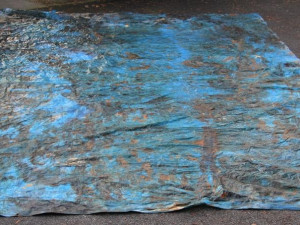 Plachta, ve které bylo tělo zabaleno