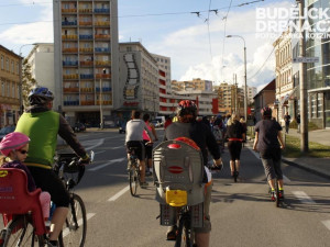 Peloton třech stovek cyklistů na Pražské třídě