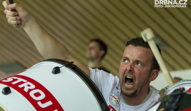 Bubeník fanklubu Honza Novotný i jeho parťák David Beránek povezou na cestu do Liberce kytary