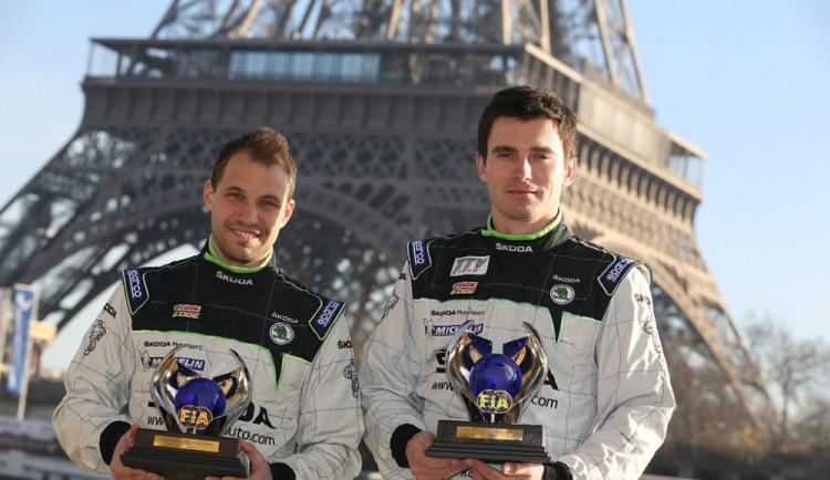 Jan Kopecký a Pavel Dresler (zprava) s trofejemi za titul mistrů Evropy 2013 pod Eifellovou věží v Paříži