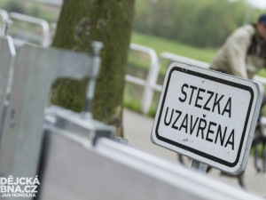 Cvičná stavba protipovodňové stěny na Jiráskově nábřeží