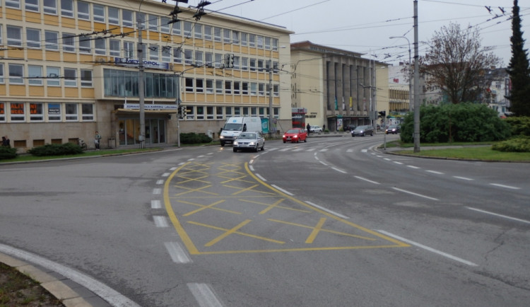 Senovážné nám - žluté kříže