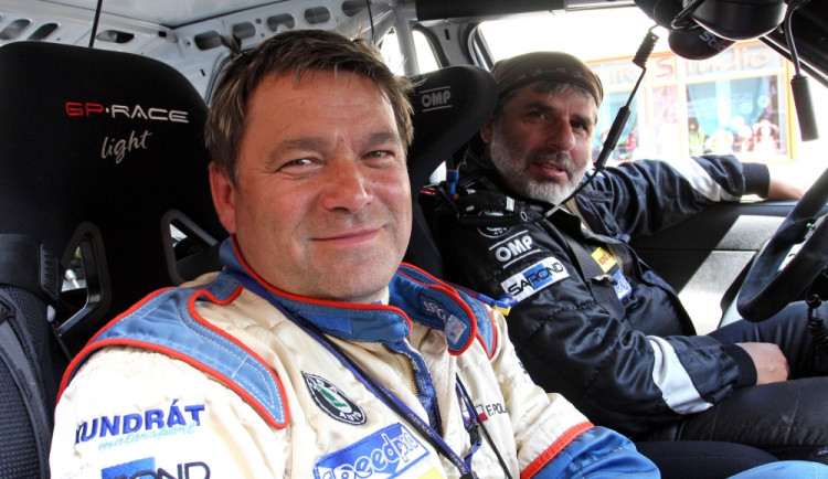 Zkušený spolujezdec František Poláček (v popředí) absolvuje svou již šestnáctou Rallye Český Krumlov, pošesté pak bude navigovat Vlastimila Hodaně. Foto Pavel Kacerovský