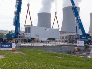 Necelou hodinu trval přesun dieselgenerátoru z kamionu na základovou desku