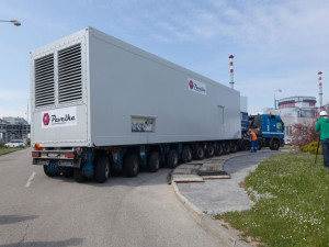 Skoro 25 metrů dlouhá transportní souprava se v areálu elektrrárny musela vypořádat i s ostrými zatáčkami