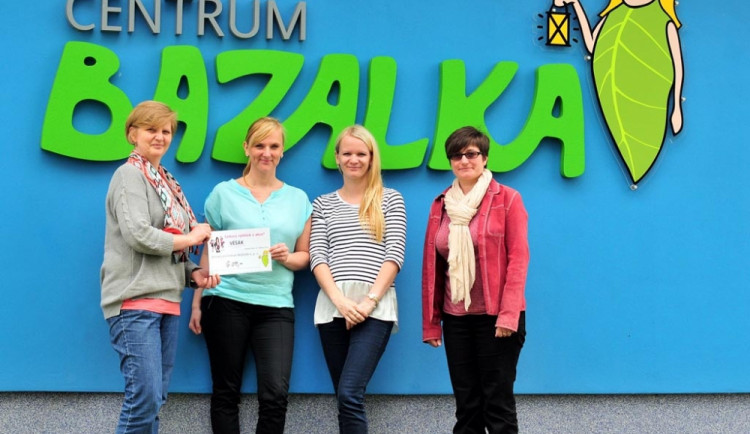 Předání šeku Centru Bazalka