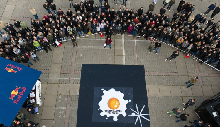 Kdo přelstí gravitaci? Vejce musí přežít let z 12 metrů