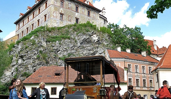 FOTO: Křivonoska zavála do Krumlova historii motorismu