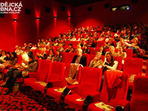 Sál byl téměř plný