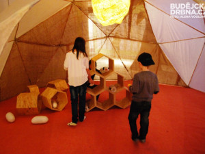 Ve včelím království je možné hrát i divadlo