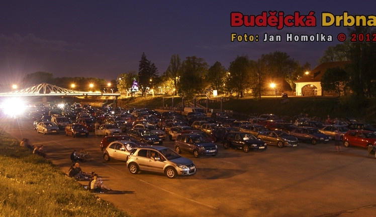 Autokino na náplavce pod Dlouhým mostem