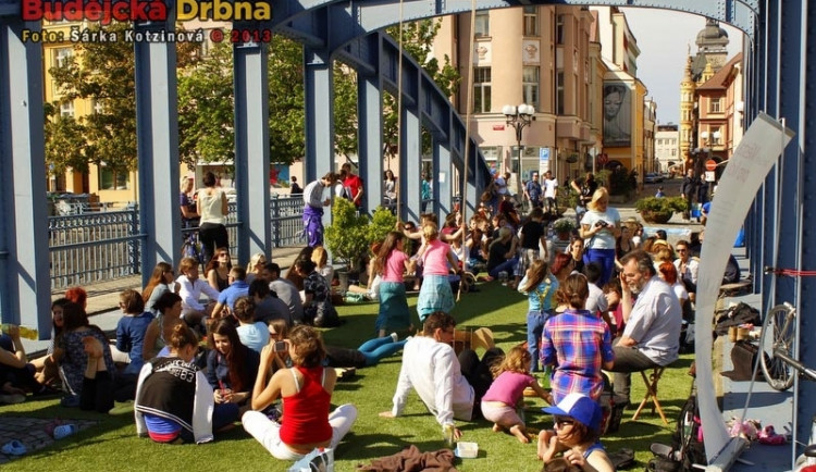 Majálesový piknik na Zlatém mostě