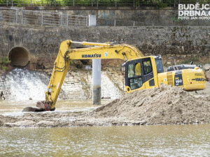 Čištění zaneseného obratiště lodí u Jiráskova jezu