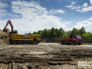 Čištění zaneseného obratiště lodí u Jiráskova jezu