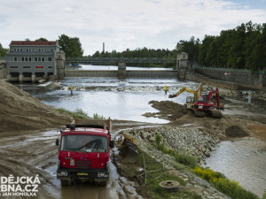 Čištění zaneseného obratiště lodí u Jiráskova jezu