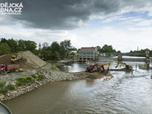Čištění zaneseného obratiště lodí u Jiráskova jezu