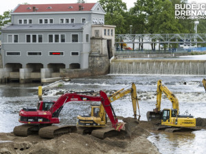 Bagry odstraňují nános v obratišti lodí u Jiráskova jezu