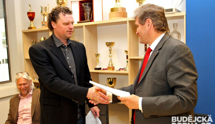 Prezident ČEZ Motoru Roman Turek a ředitel Budějovického Budvaru Jiří Boček se dohodli na čtyřleté spolupráci