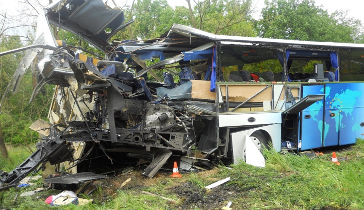 Srážka autobusu a osobního vlaku u Hluboké