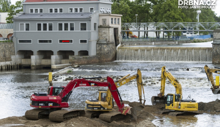 Čištění zaneseného obratiště lodí u Jiráskova jezu