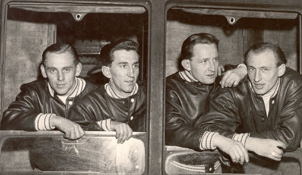 Budějcká zlatá čtyřka se vrací železničním expresem z mistrovství světa ve Stockholmu 1949. Zleva Čeněk Pícha, František Vacovský, František Mizera a Jiří Macelis