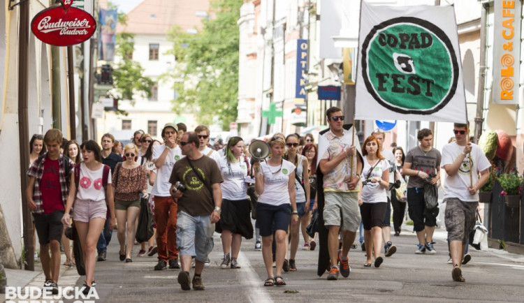 Průvod sběračů odpadků po roce vyčistil město