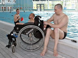 Výuka plavání tělesně postižených plavců