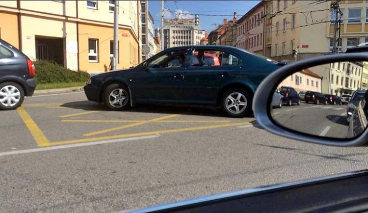 Žluté kříže na Senovážném náměstí