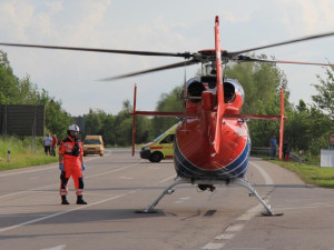 Pro zraněného motorkáře přiletěl do Třeboně vrtulník