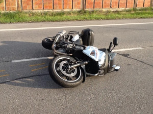 Stroj prvního motorkáře, který byl odmrštěn několik metrů daleko o místa střetu
