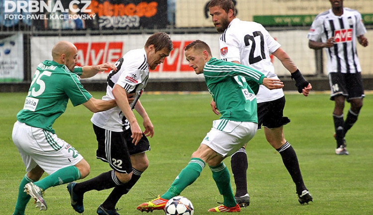 Rozhodující branku vsítil David Brunclík (u míče se prosazuje přes obranu Karviné)