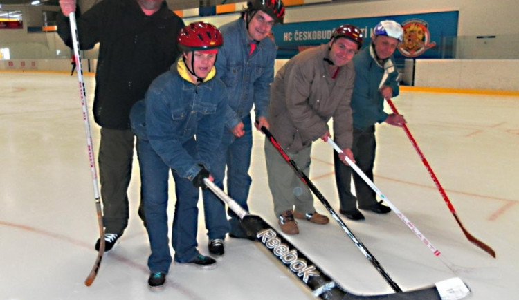 První útočná i obranná formace v jednom pózuje jako skuteční profesionálové
