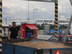 Ze sila vysypali pracovníci elektrárny přibližně tři kubíky pilin