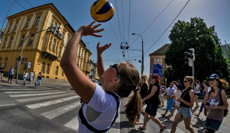 Promo tým rozdával minulý týden v pátek vstupenky v ulicích Budějc