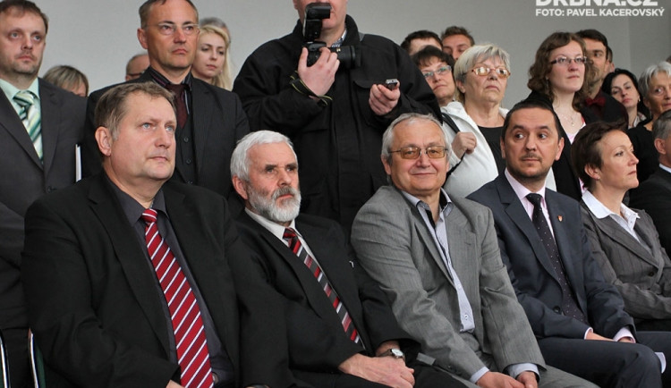 Nový ředitel Jihočeského muzea František Štangl (zcela vlevo), vedle něj sedí jeho předchůdce Pavel Šafr