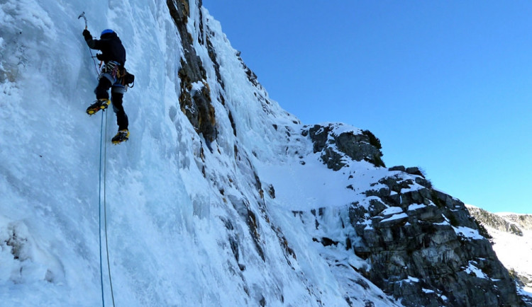 Martin Kleštinec při lezení v ledu