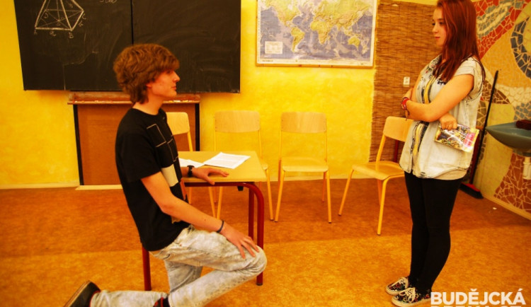 Děti divadlo hrají se zapálením