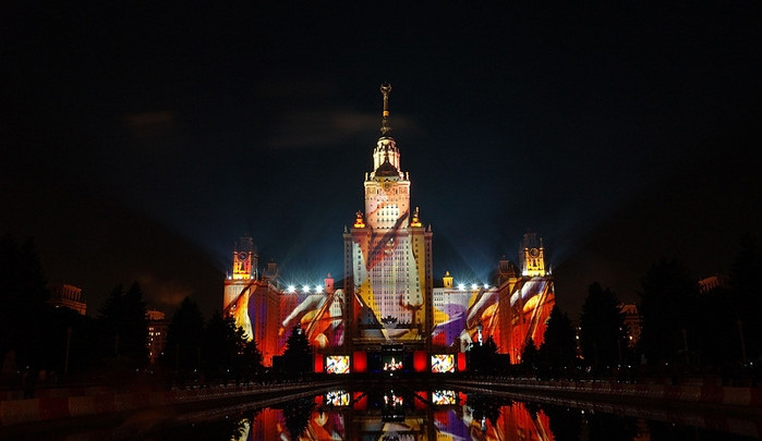 Hlavní budova Lomonosovovy univerzity ve slavnostním nočním osvětlení