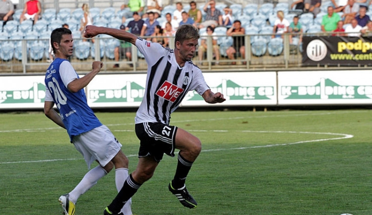 Domácí duel s Táborskem Dynamo v 1. kole FNL zvládlo a vyhrálo 2:0. Na snímku Kalod uniká Javorkovi