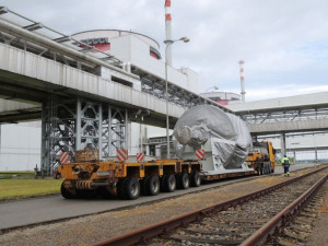 Celkem 45 minut trvala přeprava rotoru v areálu elektrárny Temelín