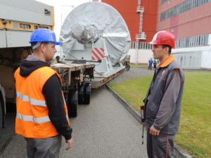 Karel Šimek z Centrálního inženýringu společnosti ČEZ se domluvá se zástupcem transportní firmy na detailech vjezdu nákladu do strojovny
