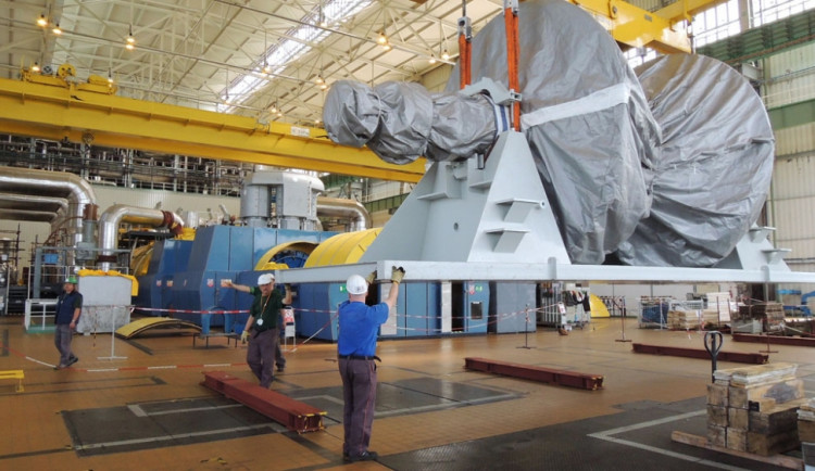 Pomocí portálového jeřábu byl téměř stotunový náklad vyzdvižen do 15 metrů a přechodně umístěn ve strojovně druhého bloku