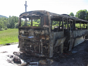Ve stoupání na Libín shořel zájezdový autobus