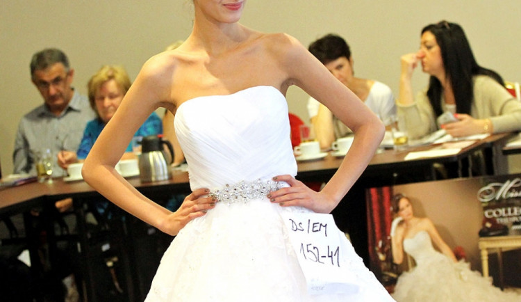 Představení nových trendů 2015 ve svatební módě