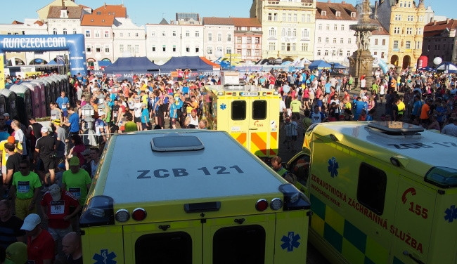 Budějcký půlmaraton nedokončilo kvůli kolapsu 23 běžců